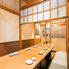 【靴を脱がなくてOKの完全個室】当店は、木のテーブルと温かみのある照明が織りなす落ち着いた雰囲気で、心地よいひとときをお過ごしいただけます。二次会やちょい飲みにもぜひご利用ください。安心して食事や会話を楽しめる居心地の良い空間をご用意しています。