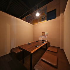 【少人数でのご利用に◎個室完備】大切な方とのプライベートな宴会にぴったりな個室をご用意しております。少人数でのご利用でも個室をご案内できるため、周りを気にせずゆったりとお過ごしいただけます。落ち着いた雰囲気の中で、絶品の創作和食と美味しいお酒を心ゆくまでお楽しみください♪詳細はお店まで！