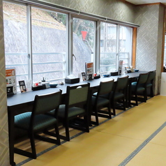 窓際に沿って設置されたカウンター席は、お一人様や少人数でのご利用に最適な特等席です。外の景色を眺めながら、道後サイダーや冷酒を片手に自分だけの贅沢な時間を過ごせます。スマホ注文にも対応しており、気兼ねなくお食事を愉しめる落ち着いたお席です◎