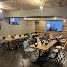 【レイアウト例：19名様～32名様】歓迎会などの会社宴会はもちろん、クラブチームのお集まりや同窓会などのプライベート利用など、大人数宴会に最適な広々空間。