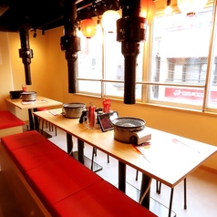 【テーブル席多数完備◎】清潔感のあるテーブルは広々と使えるので、お子様連れの方にもオススメ◎提灯が下がる屋台のような店内なので、お祭り気分も味わえます♪