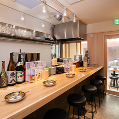 1階には、調理のライブ感を楽しめるカウンター席をご用意しており、お一人様やサク飲みに最適です。