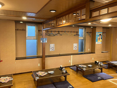 和の情緒あふれる落ち着いた雰囲気の座敷席です♪6名様掛けのお席を全2卓ご用意しております。小さなお子様連れのご家族や、ゆったり過ごしたい仲間同士のご宴会にぴったりなお席です◎実家のような居心地の良い空間で、自慢のお料理とお酒を味わいながら素敵なひとときをお過ごしください♪