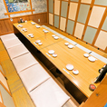 【ゆったり寛げる個室】長時間の宴会でも脚を伸ばしながら寛げる掘りごたつございます。快適な空間で大人数の飲み会にもしっかり対応◎宴会向けの飲み放題付きコース料理や、幹事様にも嬉しいクーポンも多数ご用意しております！仕事終わりにも気軽にお立ち寄りください。