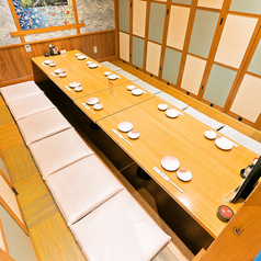 【ゆったり寛げる個室】長時間の宴会でも脚を伸ばしながら寛げる掘りごたつございます。快適な空間で大人数の飲み会にもしっかり対応◎宴会向けの飲み放題付きコース料理や、幹事様にも嬉しいクーポンも多数ご用意しております！仕事終わりにも気軽にお立ち寄りください。