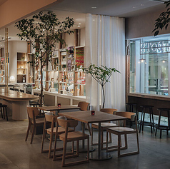 店内に配されたグリーンが心地よいアクセントとなっているテーブル席です。洗練されたデザインのインテリアの中で、ゆったりと食事の時間を満喫できます♪