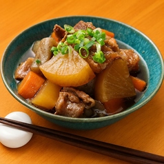 黒毛和牛のすじ肉と吟醸豆腐の煮込み