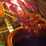 甘辛な秘伝タレの他、しょっぱさの中に甘味がある塩味も大変好評◎どちらも食べ比べるとなお楽しい♪