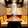 落ち着いた店内空間にあるテーブル席は、ゆったりとお食事を楽しむことが可能です。宴会コースや美味しい逸品料理、種類豊富なドリンクをご用意してお待ちしております。