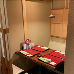 ロールスクリーンで仕切られている半個室のお席です。4名様までご利用いただけるので、ご家族や友人とのお食事にも最適です。