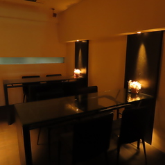 プリザーブドフラワーと繊細なハーバリウムが彩る、華やかで心落ち着く空間。4人掛けのテーブル席は、友人同士やご家族との会話が弾む特等席です。優しい自然の美しさに包まれながら、ゆったりとした時間をお過ごしください。