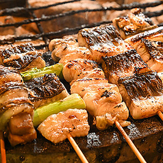 名物うなぎ串焼きを堪能 賑やかな雰囲気の店内