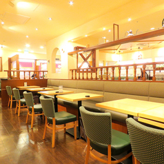 明るい雰囲気の店内はご家族でのお食事やちょっとした集まりにも最適です♪