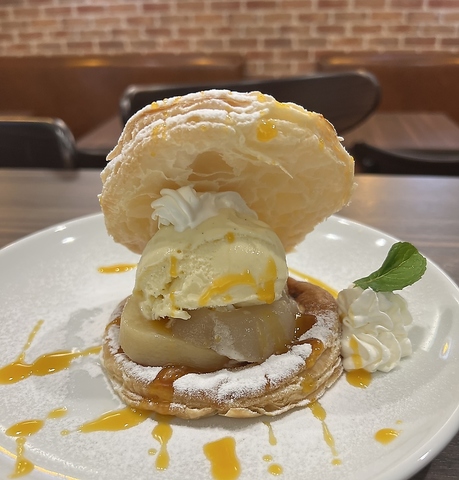 オシャレなカフェで優雅にアフターヌーンティー、夜はバーでワインを楽しめます♪