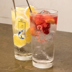 色あい豊かなフルーツの魅力が詰まった贅沢なカクテル♪