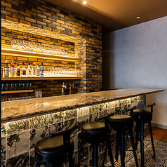 デートに最適な、雰囲気重視のカウンター席をご用意しました。お二人の距離が縮まる特別な空間で、思い出に残るひとときをお過ごしください。