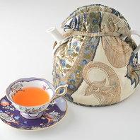 紅茶はティーポットで提供します。
