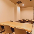 宴会などに最適な14名様でご利用可能な大テーブルもご用意。当店はサク飲みなどの少数のお客様から宴会、歓送迎会、打ち上げなど、大勢でのご利用のお客様まで幅広く対応が可能となります。人数に応じてお席の調整も可能ですので、お気軽にお問い合わせ下さい。地産地消にこだわるお店の美味しい料理をぜひ、ご賞味ください
