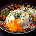 料理メニュー写真&nbsp;とろとろ半熟卵とサーモンの瞬間燻製ポテサラ