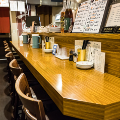 8席ご用意しているカウンター席は、お仕事帰りの一人飲みも大歓迎です◎カウンター越しに炎を眺めながらお食事をお楽しみいただけますので、ライブ感を味わいながらゆったりとお過ごしいただけます。