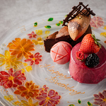 特別な日のサプライズにシェフ特製の可愛いデザートプレートを。記念日のお食事もぜひ当店へ。