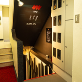 新橋駅から徒歩5分の好立地に位置しています。アクセスも良好で、仕事帰りやお出かけの際に気軽に立ち寄れる場所です。店内は心地よい雰囲気に包まれ、おしゃれなカウンター席が自慢です。洗練された空間で、贅沢なお酒を楽しむ特別なひとときをお過ごしいただけます。