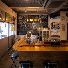 カウンター席がメインの店内はいたるところにアートボードやボトルがお洒落に飾られており、ついつい長居したくなる過ごしやすい雰囲気です◎どなたでもゆったりと寛げるお席で、おひとり様での気軽な一杯・大人デートでの軽いお食事・グループでのカジュアルな飲み会から企業様のご宴会まで、ご利用のシーンを選びません♪
