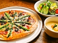 料理メニュー写真 アスパラとベーコンのピザ