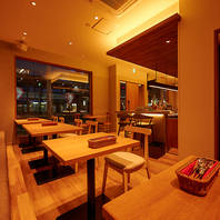 カウンタースタイルからテーブルまで幅広くご用意