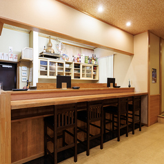 カウンター4席ございます。