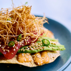 マグロとアボカドのトスターダ 2P (Tuna n' avocado tostada)