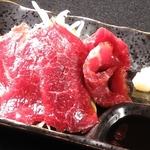 餃子家龍の新名物として大人気！鮮度抜群で濃厚な熊本千興ファーム直送の『馬刺し』も必見です♪