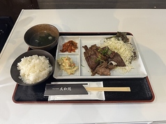 ランチタイムは定食もご用意♪≪焼肉MIX定食≫