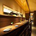 【カウンター】お一人様でのご来店も大歓迎です◎お仕事帰りのサク飲みや、仲の良いご友人とのお食事利用にもどうぞ！