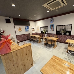 木目調の広々としたテーブル席は、ご家族やご友人とのお食事にぴったりです♪清潔感のある明るい店内で、ゆったりとくつろぎながら香川名物の骨付き鳥や美味しいお酒をお楽しみいただけます◎ぜひ当店で楽しいひとときを！