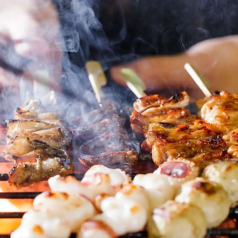 備長炭で焼き上げる一串 豊富なドリンクメニュー