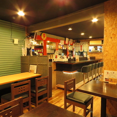 【テーブル席】気の置けない友人との飲み会や、各種ご宴会におすすめのテーブル席です。隣との距離が近いので、盛り上がること間違いなしです◎