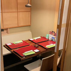 ロールスクリーンで仕切られている4名様用の半個室です。少人数でのご利用におすすめです。