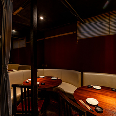 当店のメインフロアにある10名様までのソファー席。大きなソファーでゆったりとお過ごしいただけます。ご友人と、同僚と、ご家族と、様々なシーンでご活用ください。