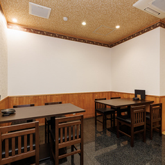 2～4名席用のテーブルが2つございます。