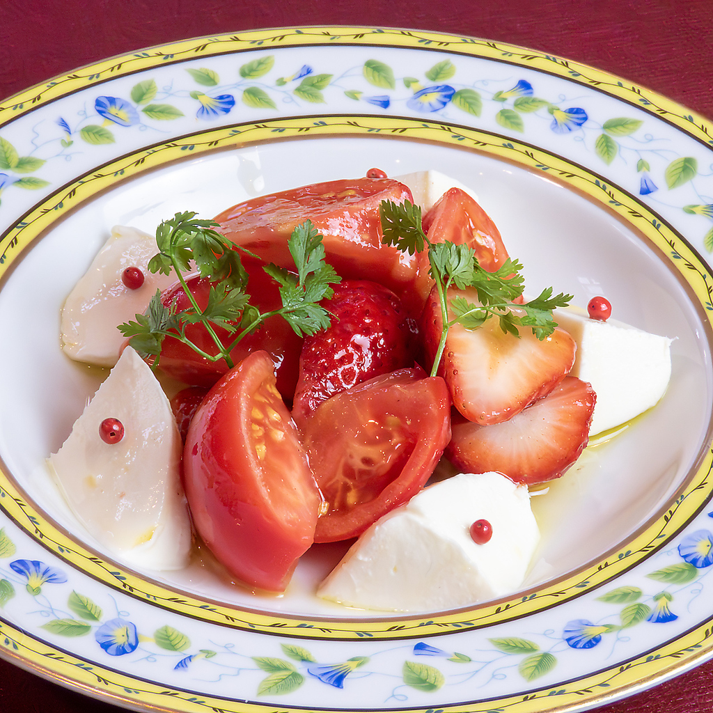 【カジュアルに堪能】格式ある調度品や食器にも注目！洋食を味わう至福のひと時は、日頃のご褒美にも