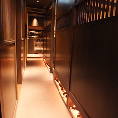 ■廊下■入口から奥に進んでいきます♪黒塗りの格子がなんとも乙な大人空間♪全部で【約90席】ご用意しております。