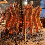 新名物！特大の海老を原始焼きでじっくりと焼き上げます。