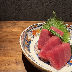 本マグロ中トロと青唐辛子醤油漬けの写真