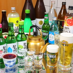 チャミスルや生マッコリなど豊富な韓国ドリンクをご用意の写真