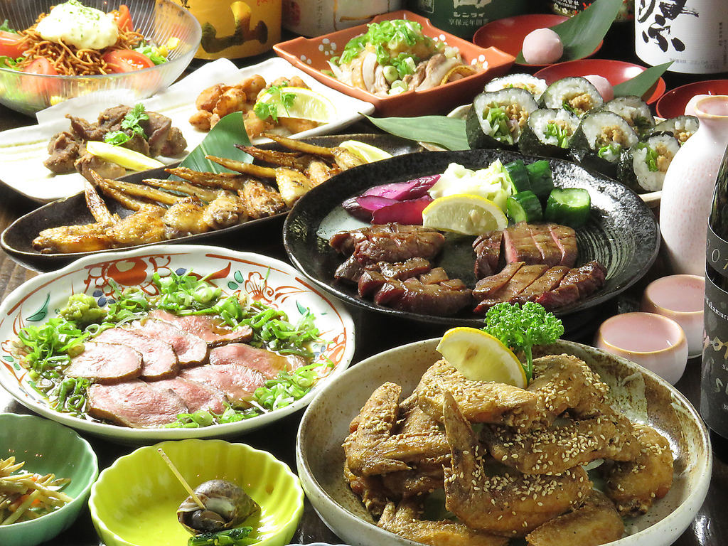 牛タンタタキや手羽先など鮮度の高い鶏料理を愉しめる「ぐんけい・こんさんコラボコース」4500円(込)