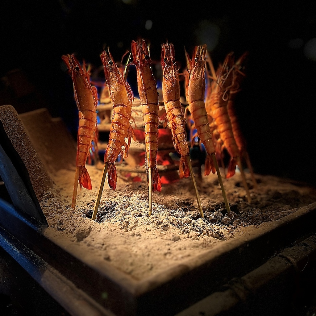 海老が並んでいる光景を写真を撮るお客様多数お見えです。