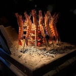 海老が並んでいる光景を写真を撮るお客様多数お見えです。