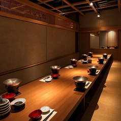 ≪小～中規模宴会も個室対応≫完全個室は全部で27部屋ございます！中規模の8～32名程度のご宴会は1列で顔を合わせた座席でご案内が可能です！人空間でテーブルを囲むご宴会・ご会食は盛り上がること間違いなし☆