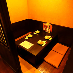【2名から4名様用席】仕事帰りにふらっと一杯、仲間との気軽な飲み会にご利用下さい。少人数でゆったりお過ごしいただける空間。名物博多もつ鍋や馬刺しなど本格九州料理と、厳選芋焼酎を囲めば会話も弾みます。日常使いにも、ちょっとした記念日にも。皆様のご来店を心よりお待ちしております。